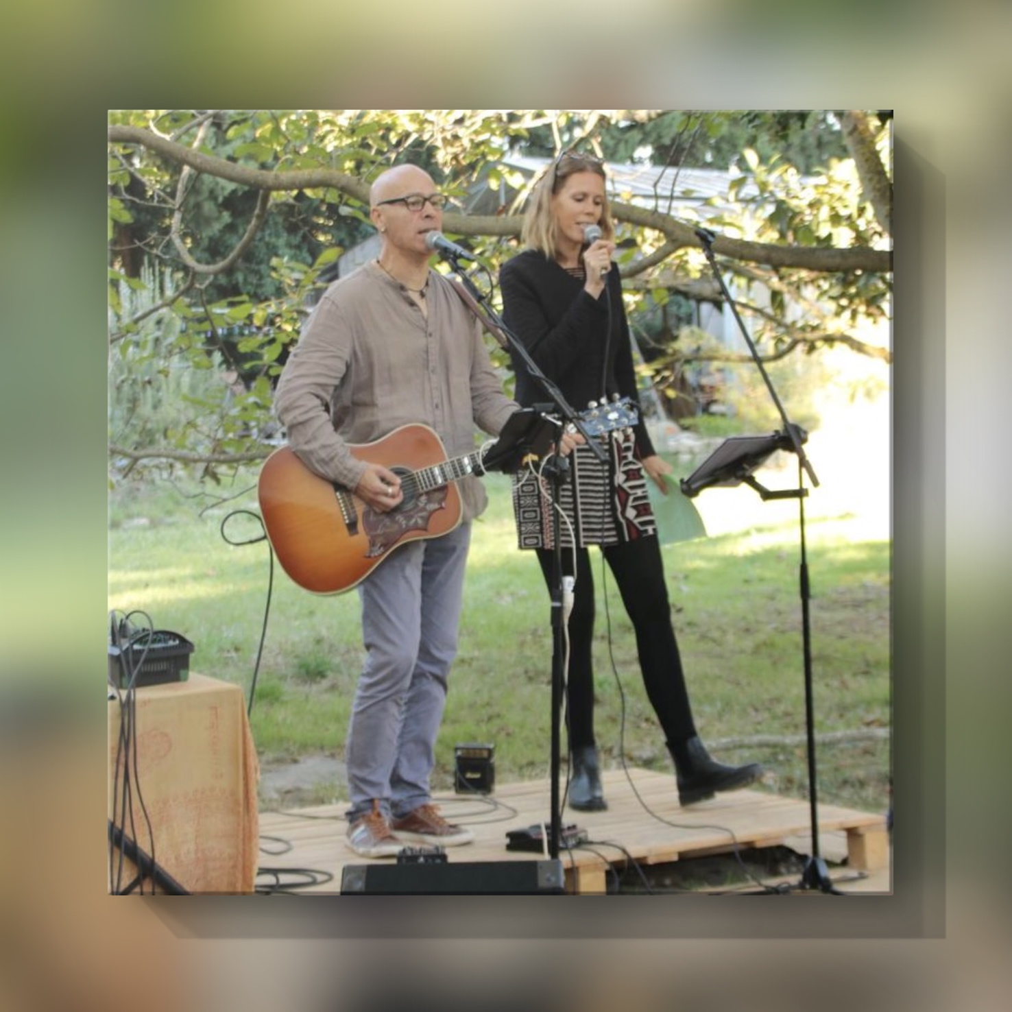 photo de Virginie et Nicolas BRAVIN chantant sur scène et jouant de la guitare