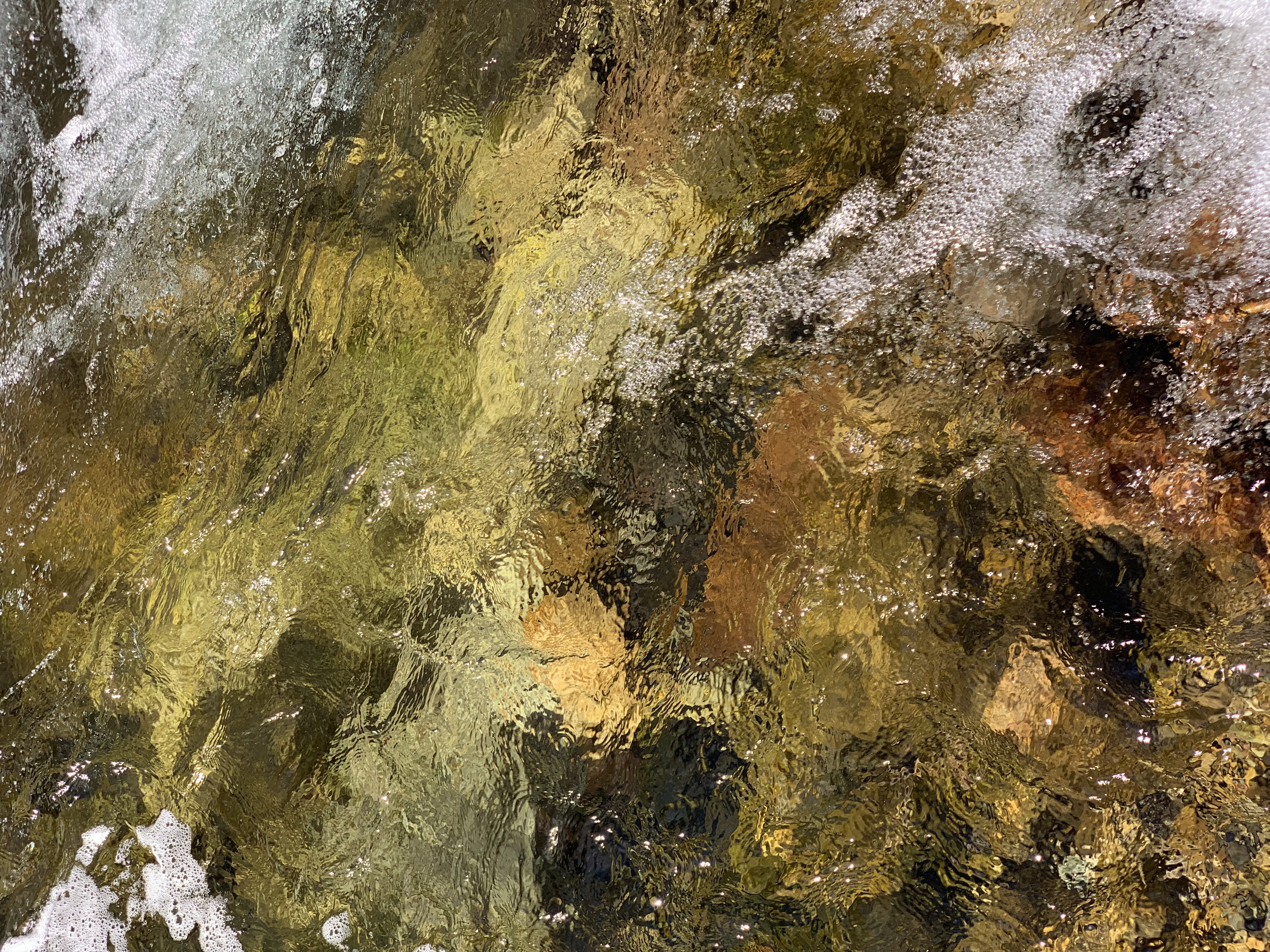 photographie de Nicolas BRAVIN représentant l'eau d'une rivière en Cévennes qui coule